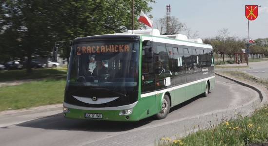Zdjęcie - Elektryczny autobus po ulicach miasta mknie (video)