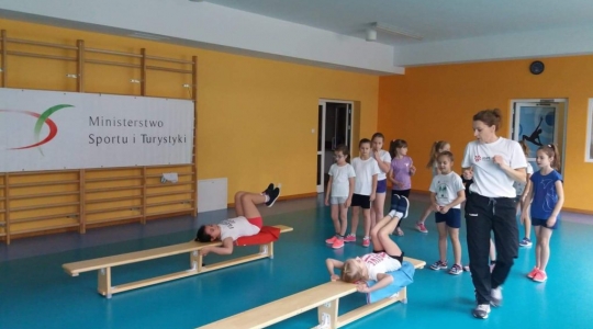Zdjęcie 1 - Ćwiczymy nie tylko na wychowaniu fizycznym