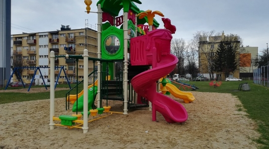 Zdjęcie 6 - Nowy zestaw zabawowy na placu zabaw przy ul. Chopina