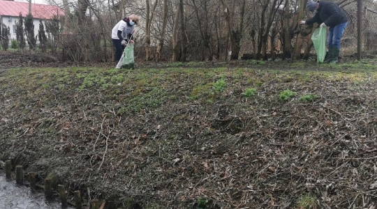 Zdjęcie 1 - Sprzątanie rzeki Wyżnicy na terenie Miasta Kraśnik - Operacja Czysta Rzeka