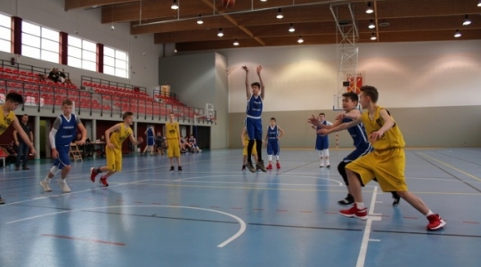 Zdjęcie 1 - Wygrywany mecz z CSM KUŹNIA Koszykówki Stalowa Wola