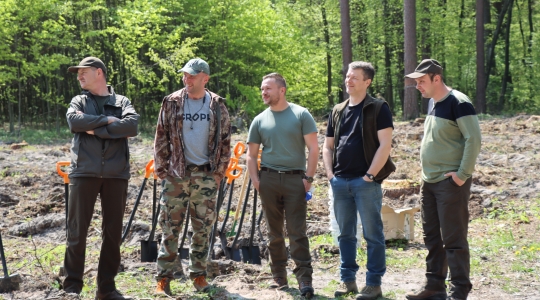 Zdjęcie 12 - Łączą Nas Drzewa - akcja nasadzeń w kraśnickim lesie