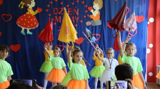 Zdjęcie 8 - Dzień Mamy w Przedszkolu Miejskim nr 4 oraz Szkole Muzycznej I Stopnia