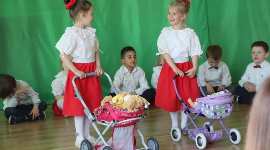 Zdjęcie 11 - Dzień Mamy w Przedszkolu Miejskim nr 4 oraz Szkole Muzycznej I Stopnia