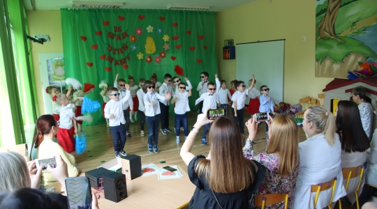 Zdjęcie 12 - Dzień Mamy w Przedszkolu Miejskim nr 4 oraz Szkole Muzycznej I Stopnia