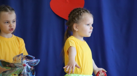 Zdjęcie 14 - Dzień Mamy w Przedszkolu Miejskim nr 4 oraz Szkole Muzycznej I Stopnia