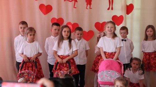 Zdjęcie 16 - Dzień Mamy w Przedszkolu Miejskim nr 4 oraz Szkole Muzycznej I Stopnia