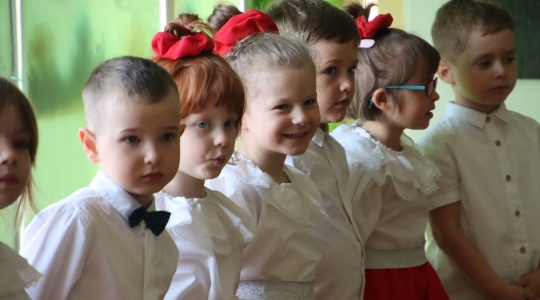 Zdjęcie 21 - Dzień Mamy w Przedszkolu Miejskim nr 4 oraz Szkole Muzycznej I Stopnia