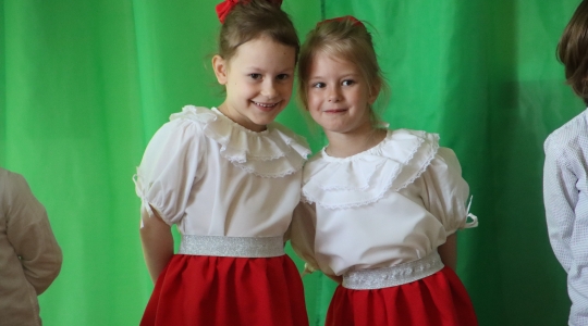 Zdjęcie 22 - Dzień Mamy w Przedszkolu Miejskim nr 4 oraz Szkole Muzycznej I Stopnia