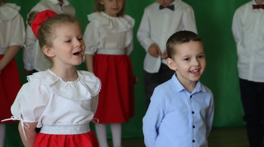 Zdjęcie 29 - Dzień Mamy w Przedszkolu Miejskim nr 4 oraz Szkole Muzycznej I Stopnia