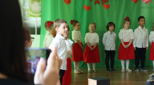 Zdjęcie 35 - Dzień Mamy w Przedszkolu Miejskim nr 4 oraz Szkole Muzycznej I Stopnia