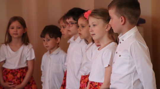 Zdjęcie 74 - Dzień Mamy w Przedszkolu Miejskim nr 4 oraz Szkole Muzycznej I Stopnia