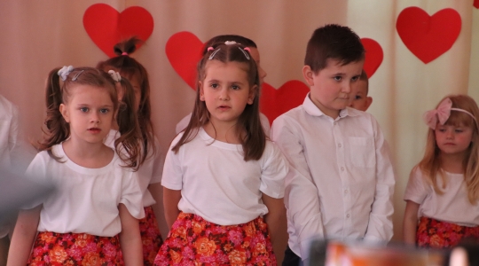 Zdjęcie 80 - Dzień Mamy w Przedszkolu Miejskim nr 4 oraz Szkole Muzycznej I Stopnia