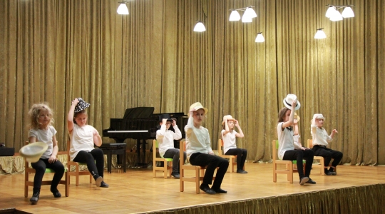 Zdjęcie 103 - Dzień Mamy w Przedszkolu Miejskim nr 4 oraz Szkole Muzycznej I Stopnia