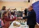 Zdjęcie 1 - Pierwsze miodobranie z miejskiej pasieki