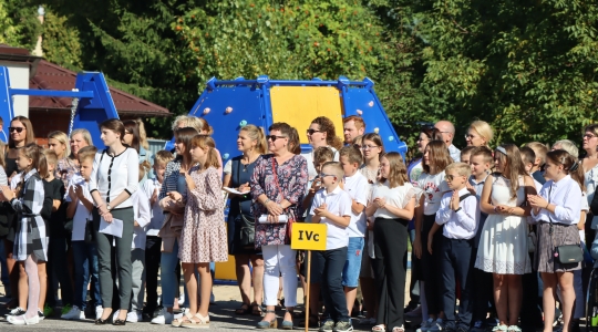 Zdjęcie 36 - Rozpoczęcie roku szkolnego 2022/2023 w miejskich szkołach podstawowych