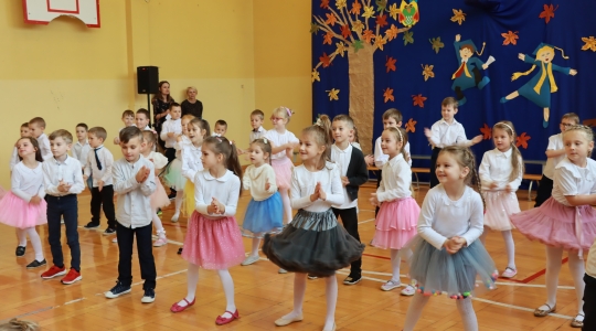 Zdjęcie 70 - Uroczyste pasowanie na Przedszkolaka w ZPO1
