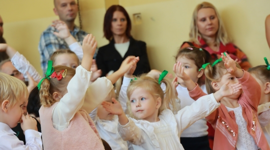 Zdjęcie 76 - Uroczyste pasowanie na Przedszkolaka w ZPO1