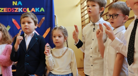 Zdjęcie 81 - Uroczyste pasowanie na Przedszkolaka w ZPO1