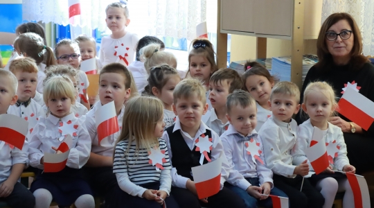 Zdjęcie 4 - Uroczyste obchody Narodowego Święta Niepodległości w Przedszkolu Miejskim nr 1