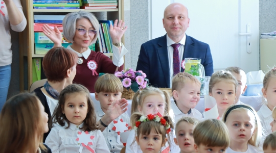 Zdjęcie 1 - Uroczyste obchody Narodowego Święta Niepodległości w Przedszkolu Miejskim nr 1
