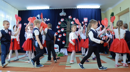 Zdjęcie 10 - Uroczyste obchody Narodowego Święta Niepodległości w Przedszkolu Miejskim nr 1