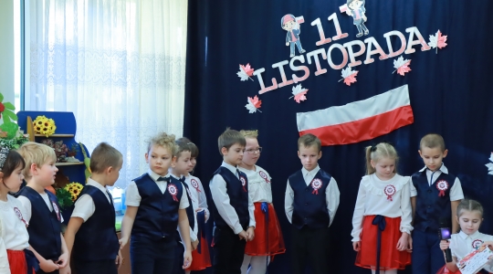 Zdjęcie 25 - Uroczyste obchody Narodowego Święta Niepodległości w Przedszkolu Miejskim nr 1