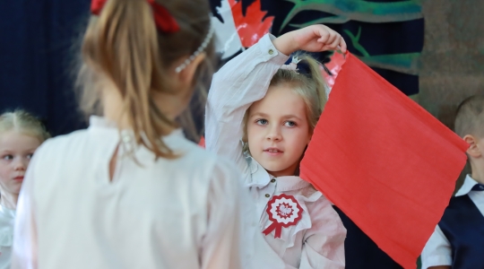 Zdjęcie 28 - Uroczyste obchody Narodowego Święta Niepodległości w Przedszkolu Miejskim nr 1