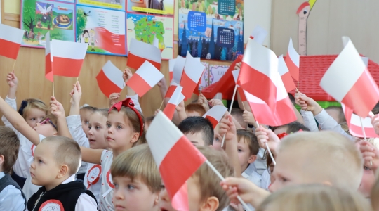 Zdjęcie 42 - Uroczyste obchody Narodowego Święta Niepodległości w Przedszkolu Miejskim nr 1