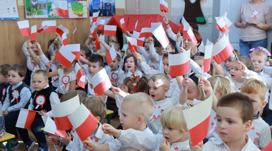 Zdjęcie 43 - Uroczyste obchody Narodowego Święta Niepodległości w Przedszkolu Miejskim nr 1