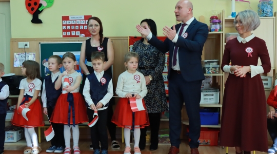 Zdjęcie 51 - Uroczyste obchody Narodowego Święta Niepodległości w Przedszkolu Miejskim nr 1