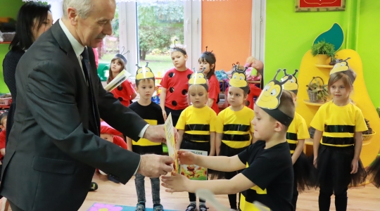 Zdjęcie 16 - Pasowanie na przedszkolaka w Przedszkolu Miejskim nr 1