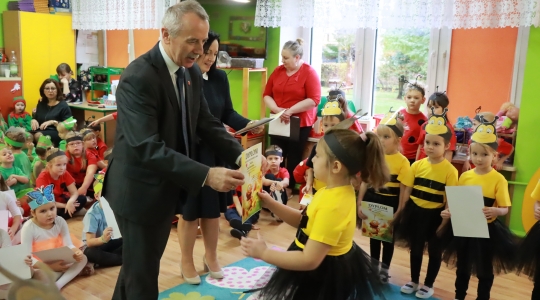 Zdjęcie 17 - Pasowanie na przedszkolaka w Przedszkolu Miejskim nr 1