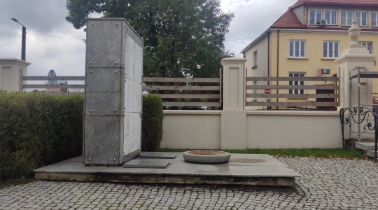 Zdjęcie 2 - Renowacja pomnika 24 Pułku Ułanów znajdującego się na terenie Kościoła parafialnego pw. WNMP