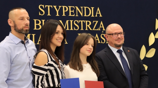 Zdjęcie 1 - Stypendia naukowe i artystyczne Burmistrza Miasta Kraśnik za rok szkolny 2021/2022 cz. 1