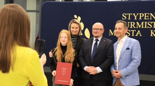Zdjęcie 2 - Stypendia naukowe i artystyczne Burmistrza Miasta Kraśnik za rok szkolny 2021/2022 cz. 1