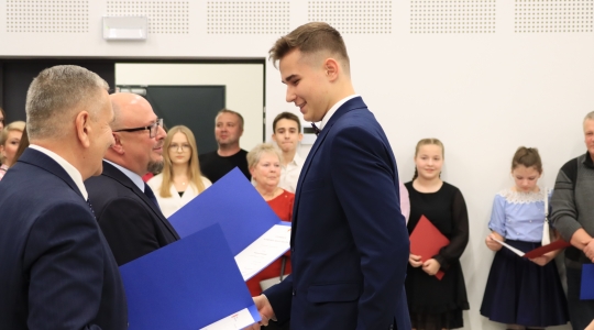 Zdjęcie 3 - Stypendia naukowe i artystyczne Burmistrza Miasta Kraśnik za rok szkolny 2021/2022 cz. 1
