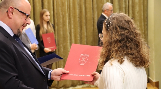 Zdjęcie 29 - Stypendia naukowe i artystyczne Burmistrza Miasta Kraśnik za rok szkolny 2021/2022 cz. 2