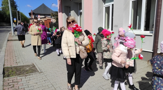 Zdjęcie 6 - Przemarsz patriotyczny przedszkolaków z Przedszkola Miejskiego Nr 7