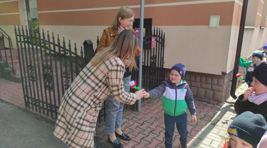 Zdjęcie 12 - Przemarsz patriotyczny przedszkolaków z Przedszkola Miejskiego Nr 7