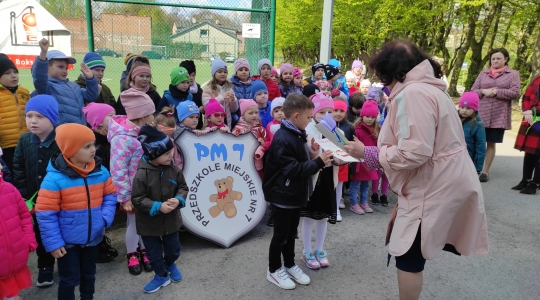 Zdjęcie 16 - Przemarsz patriotyczny przedszkolaków z Przedszkola Miejskiego Nr 7