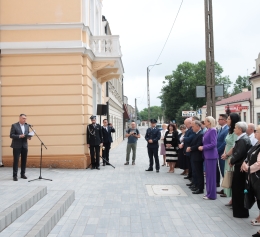 Odsłonięcie tablicy upamiętniającej Żydów z Kraśnika, którzy byli prześladowani podczas Akcji Reinhardt / koncert Symcha Keller 17.06.2024