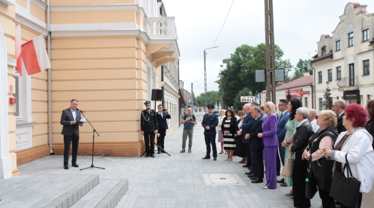 Zdjęcie 1 - Odsłonięcie tablicy upamiętniającej Żydów z Kraśnika, którzy byli prześladowani podczas Akcji Reinhardt / koncert Symcha Keller 17.06.2024