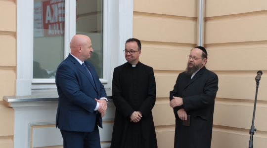 Zdjęcie 17 - Odsłonięcie tablicy upamiętniającej Żydów z Kraśnika, którzy byli prześladowani podczas Akcji Reinhardt / koncert Symcha Keller 17.06.2024