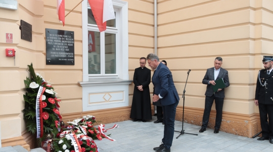 Zdjęcie 20 - Odsłonięcie tablicy upamiętniającej Żydów z Kraśnika, którzy byli prześladowani podczas Akcji Reinhardt / koncert Symcha Keller 17.06.2024