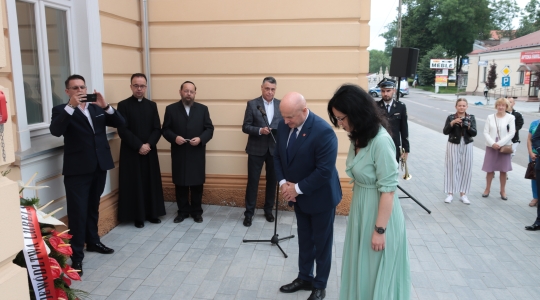 Zdjęcie 23 - Odsłonięcie tablicy upamiętniającej Żydów z Kraśnika, którzy byli prześladowani podczas Akcji Reinhardt / koncert Symcha Keller 17.06.2024