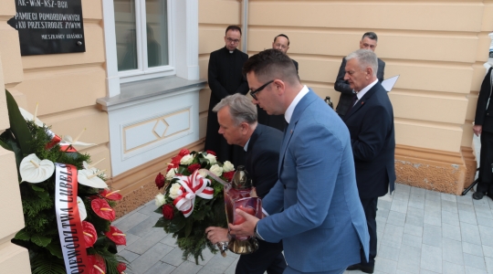 Zdjęcie 24 - Odsłonięcie tablicy upamiętniającej Żydów z Kraśnika, którzy byli prześladowani podczas Akcji Reinhardt / koncert Symcha Keller 17.06.2024