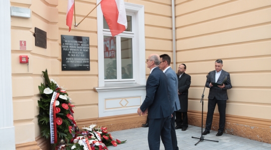 Zdjęcie 27 - Odsłonięcie tablicy upamiętniającej Żydów z Kraśnika, którzy byli prześladowani podczas Akcji Reinhardt / koncert Symcha Keller 17.06.2024