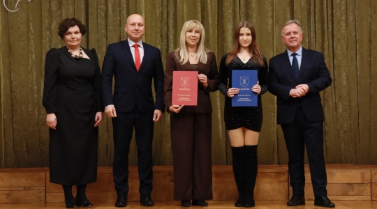Zdjęcie 12 - Stypendyści burmistrza Kraśnika - uczniowie SP nr 6 i Szkoły Społecznej