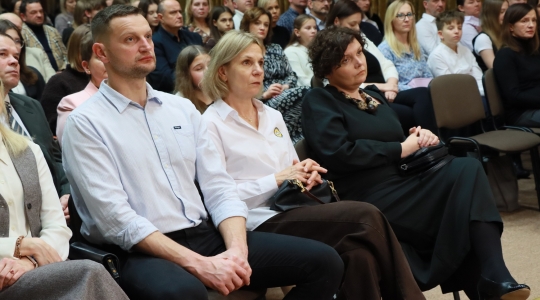 Zdjęcie 13 - Stypendyści burmistrza Kraśnika - uczniowie SP nr 6 i Szkoły Społecznej